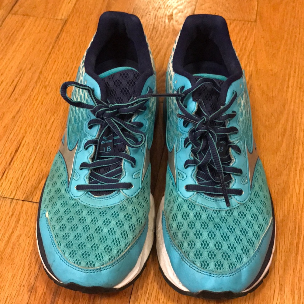 Mizuno Wave Runners - like new!